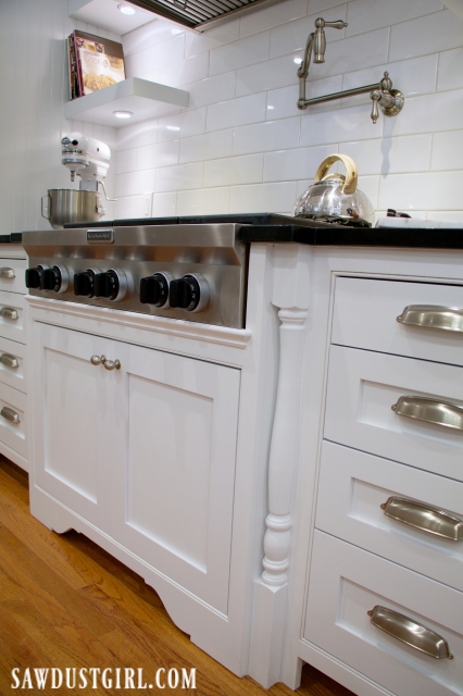 Cooktop cabinet with decorative legs