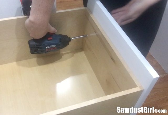 Using drawer front adjusting screws